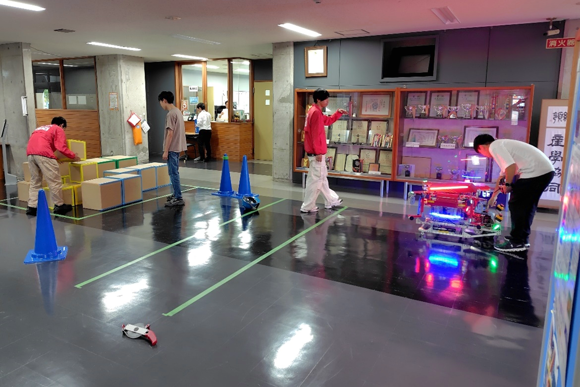 正面玄関ホームで練習するAチーム