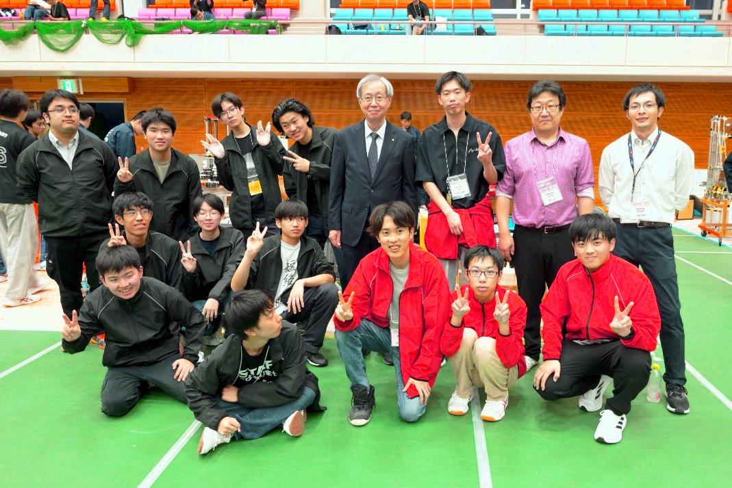 大会終了後に関係者に囲まれる校長先生　　