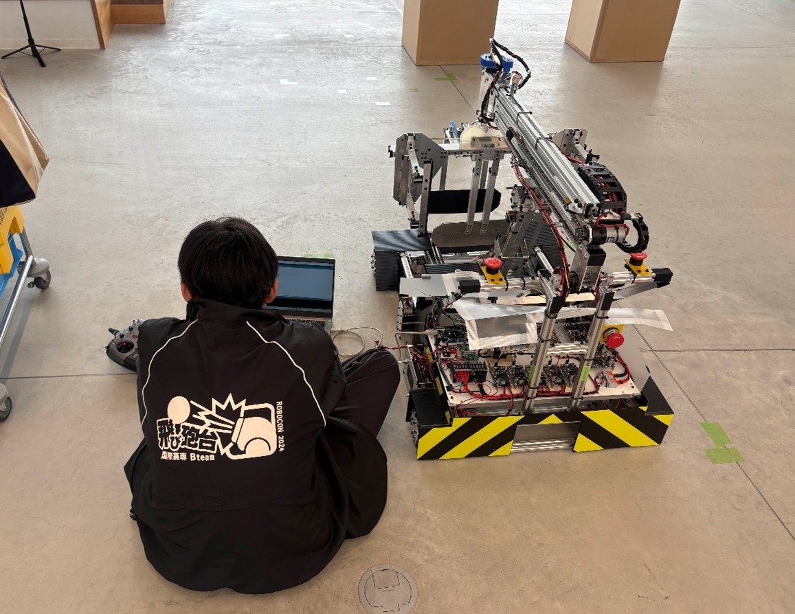 去年のユニフォームを着てロボットを調整する2年生(Bチーム)