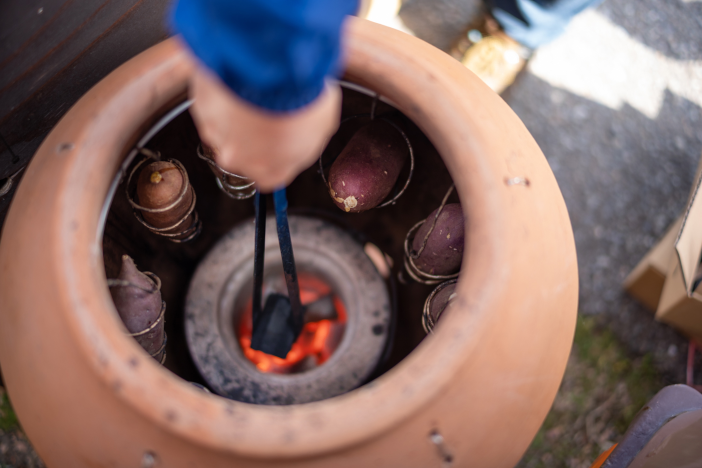 栽培・収穫した「高専紅はるか」の壺焼き芋を学生自身で販売