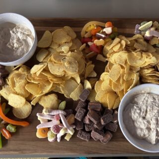 ポテトチップスとディップ、キャンディの盛り合わせ