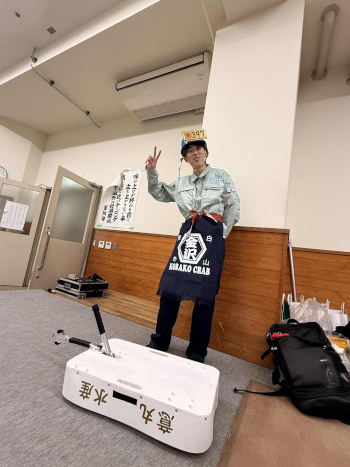 ピットでポーズをとる大石さん