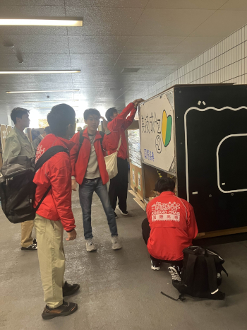 国技館に到着したロボットのコンテナを開ける