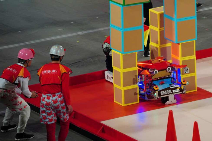 試合中の様子(カニの指示を受けるエビ)