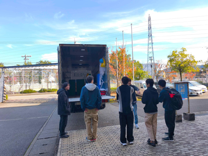 国技館へ出発するロボットを金沢キャンパスから見送る