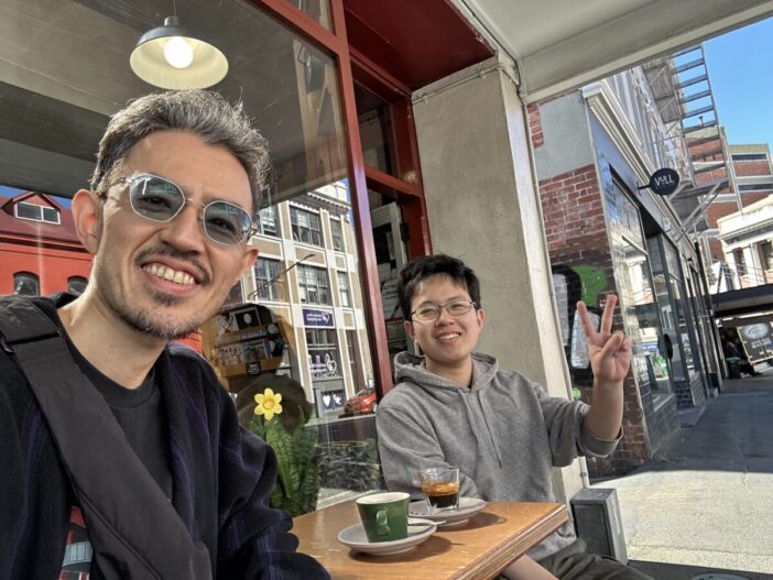 ダニーデン郊外にてコーヒーを嗜む父(左)と私(右)