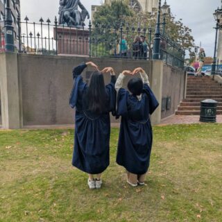 アカデミックガウンを着て街中で撮影