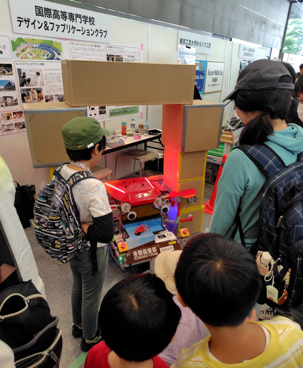 ロボット見学中の子供たち