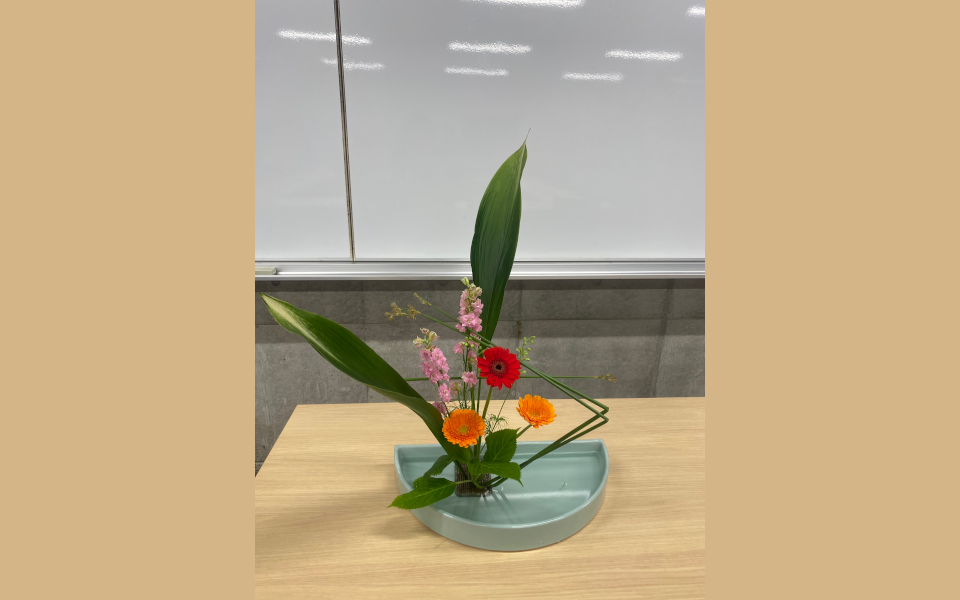 花と向き合う時間 -華道講座の活動より-